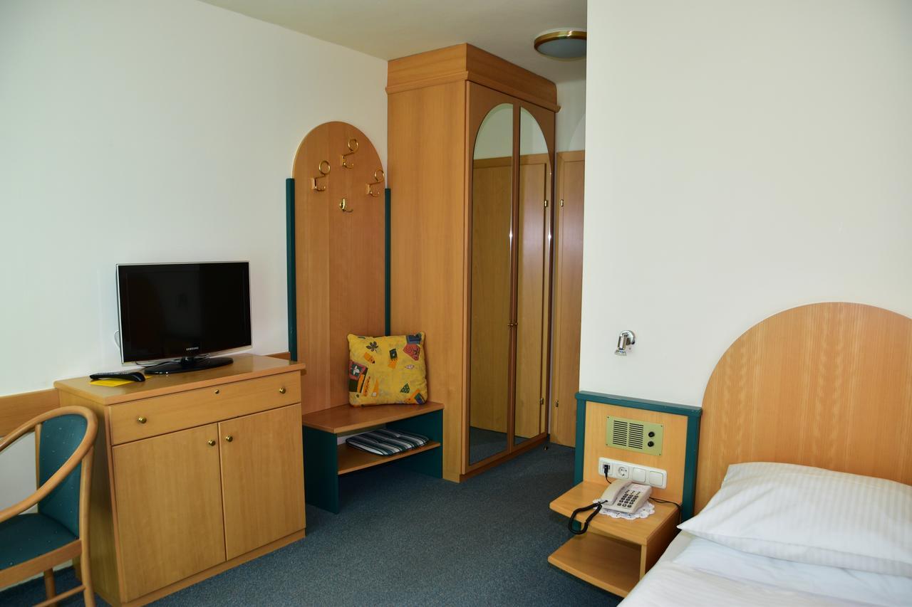 Florianihof Hotel Miesenbach  Exterior photo
